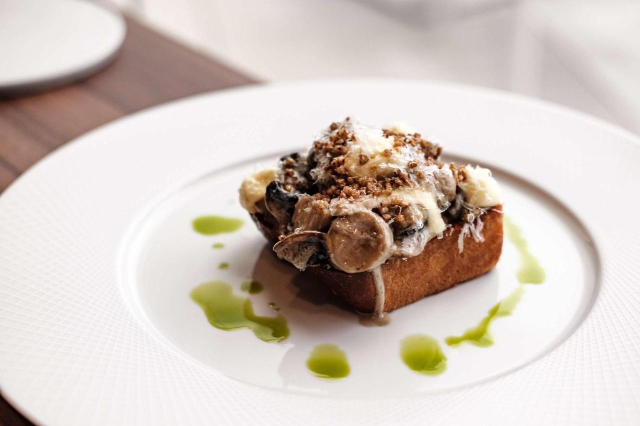 Hotel Hyatt Regency Malta San Giuliano Esterno foto A mushroom and cheese toast