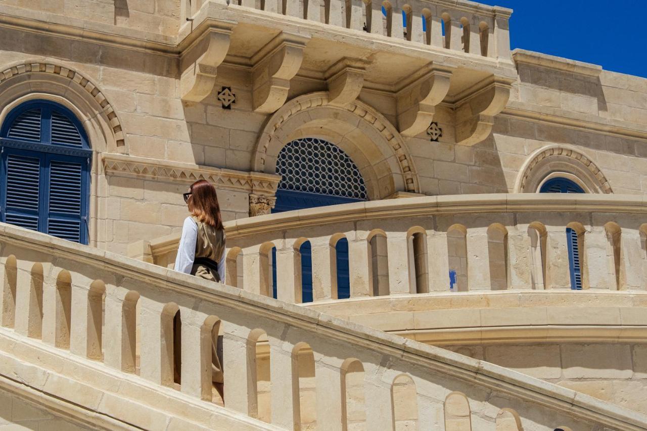 Hotel Hyatt Regency Malta San Giuliano Esterno foto The stairs of the main building