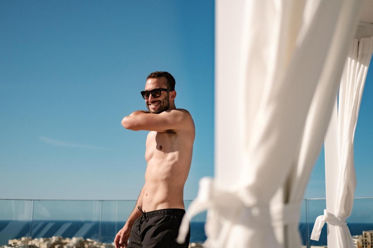 Hotel Hyatt Regency Malta San Giuliano Esterno foto A man wearing a pair of board shorts
