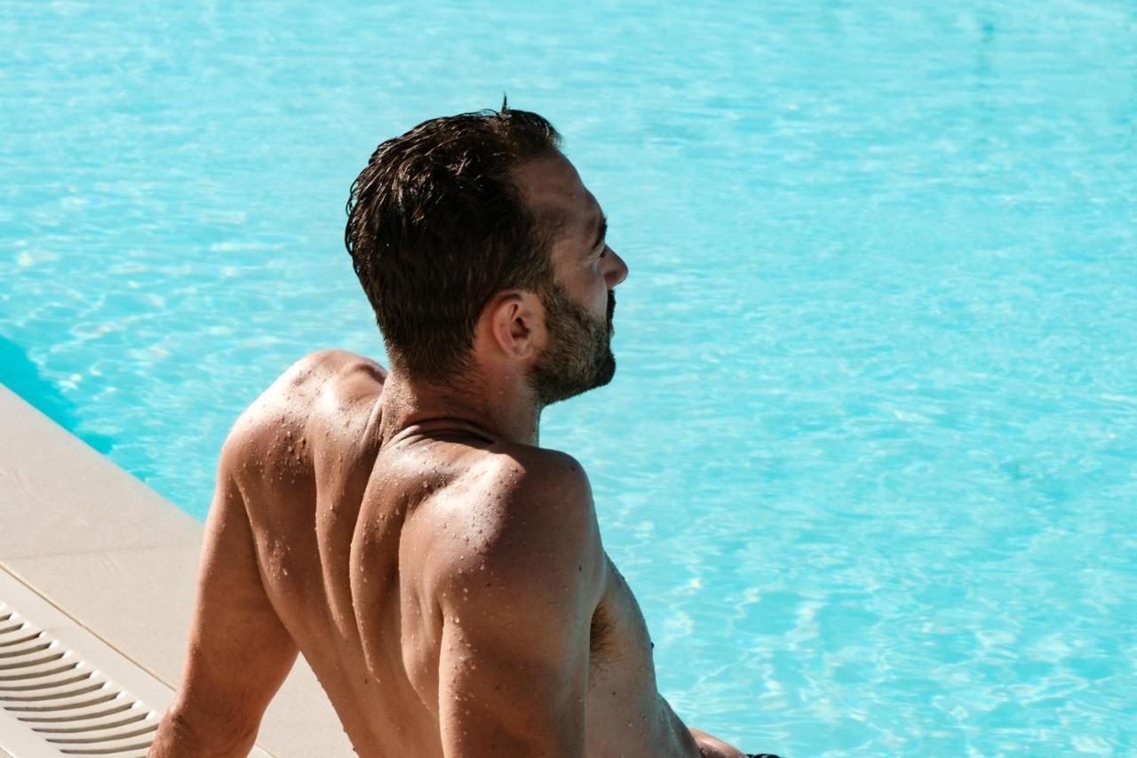 Hotel Hyatt Regency Malta San Giuliano Esterno foto A man sunbathing