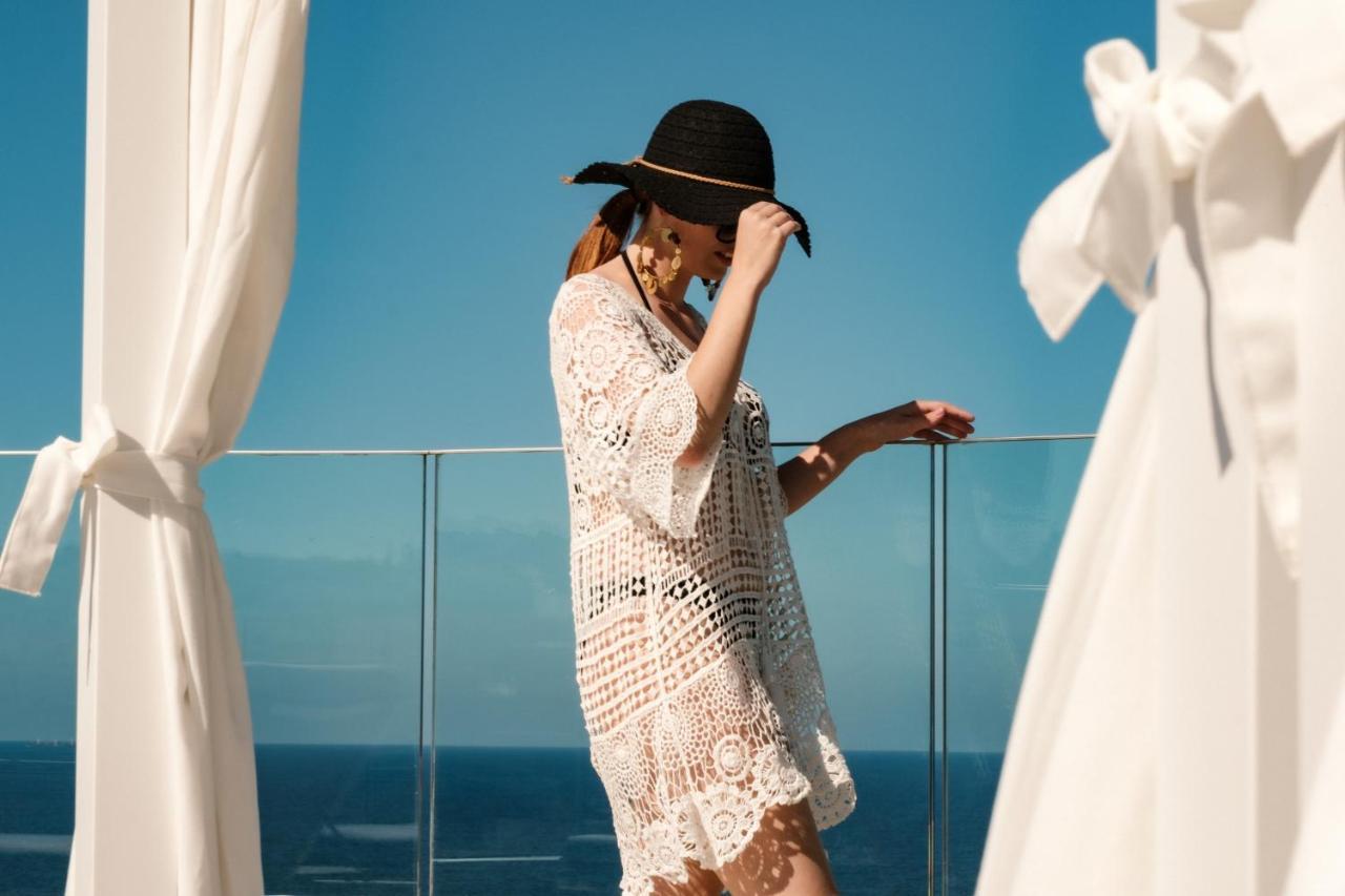 Hotel Hyatt Regency Malta San Giuliano Esterno foto A woman wearing a kaftan